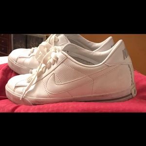 Nike tennis shoes,white nike classic , low Nike 9